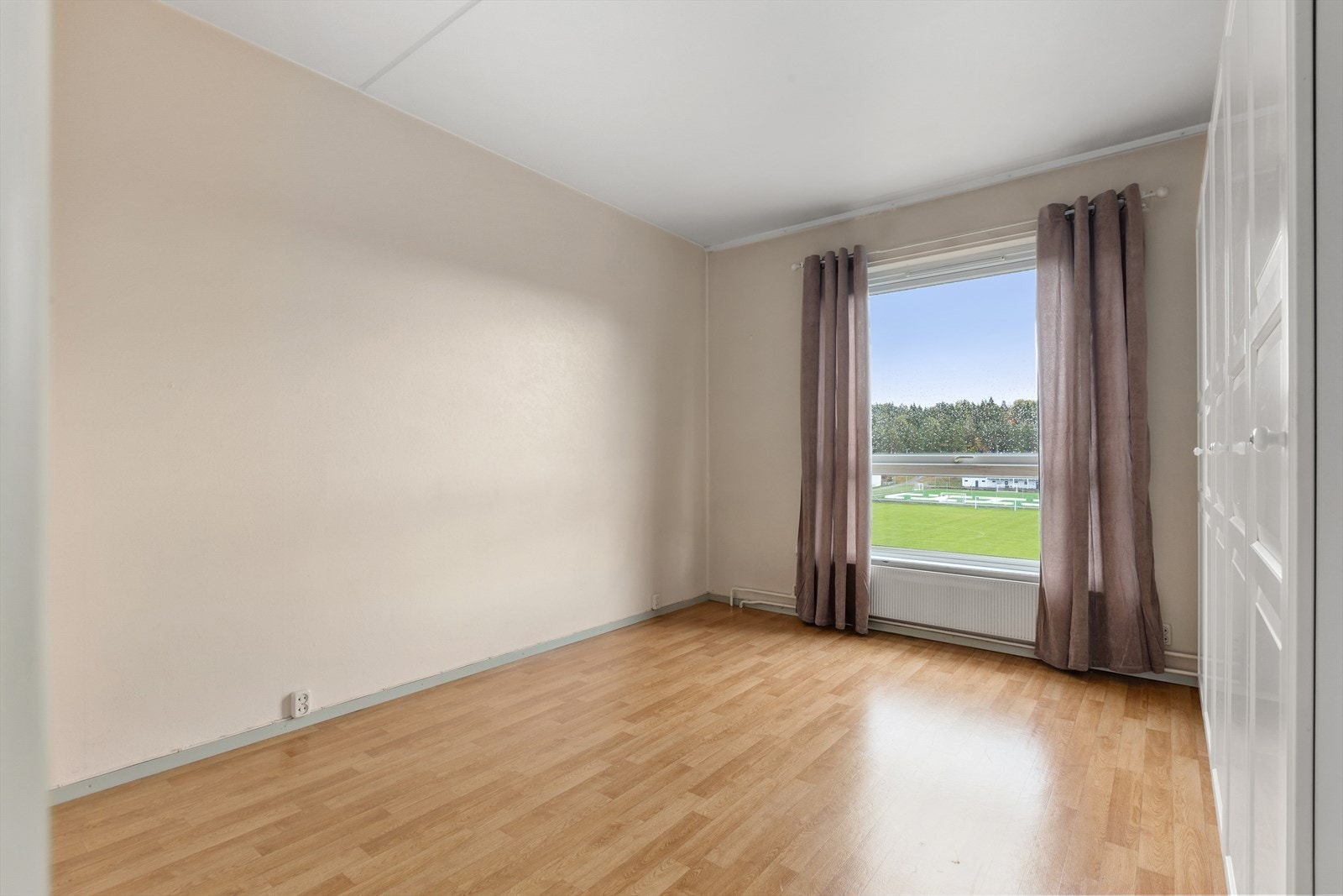 Soverom 1 med garderobeskap. Galleribilde