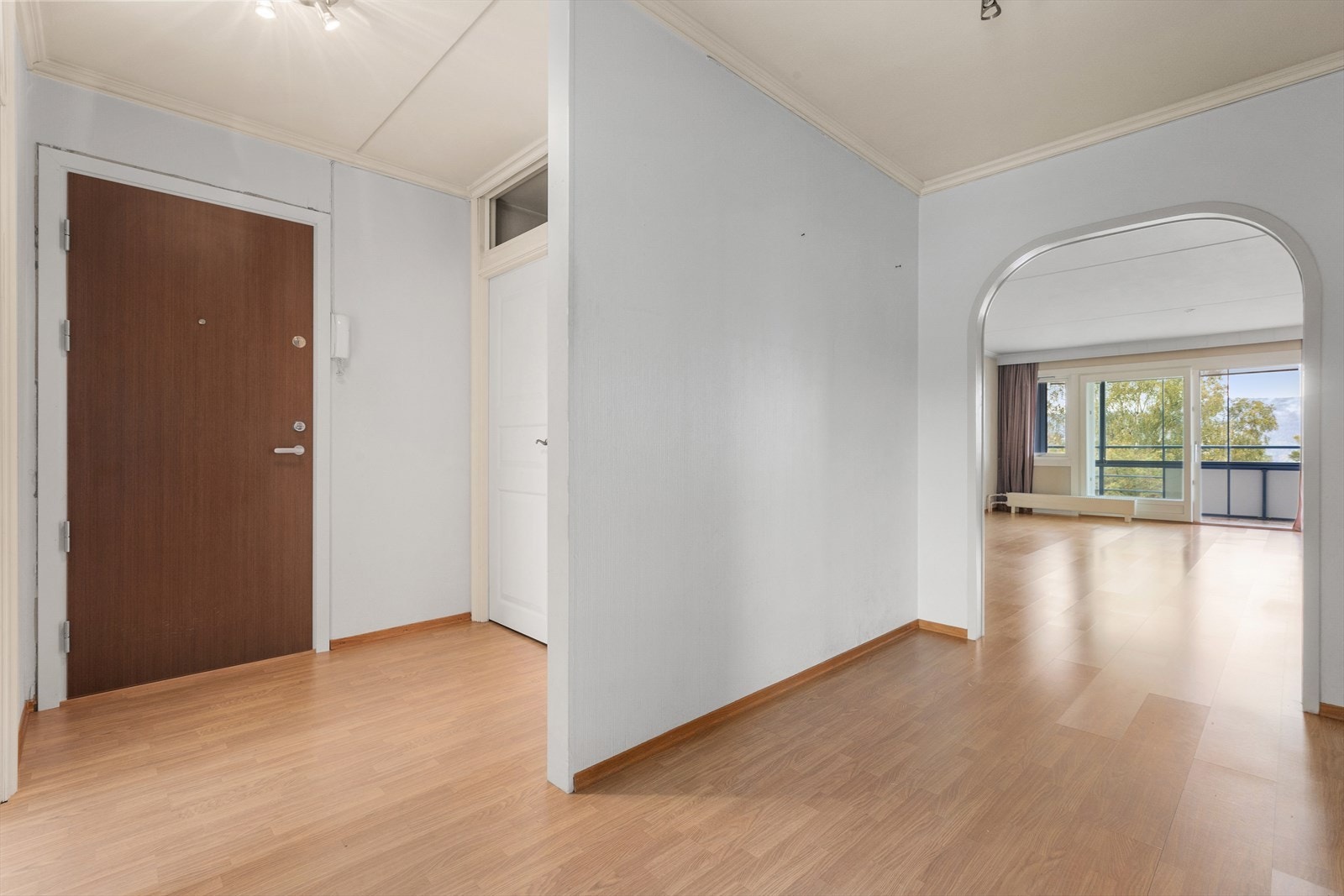 Velkommen inn! Fin entré med tilliggende innvendig bod. Sikringsskap er plassert i trappegang hvor det er oppgradert med automatsikringer med jordfeilbryter. Galleribilde