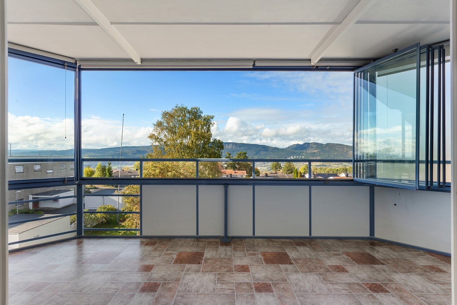 Funksjonell 3-roms toppleilighet | Stor inn-glasset balkong | Garasje | Sentralt Utsikt| Moderniseringsbehov Galleribilde