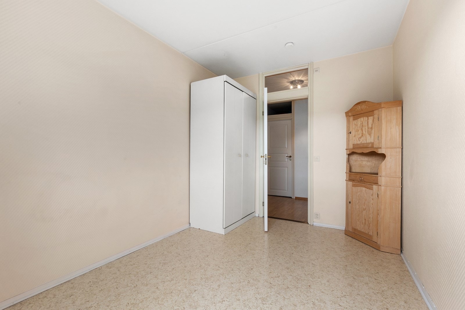 Soverom 2. Garderobe og hjørneskap blir stående og følger med leiligheten Galleribilde