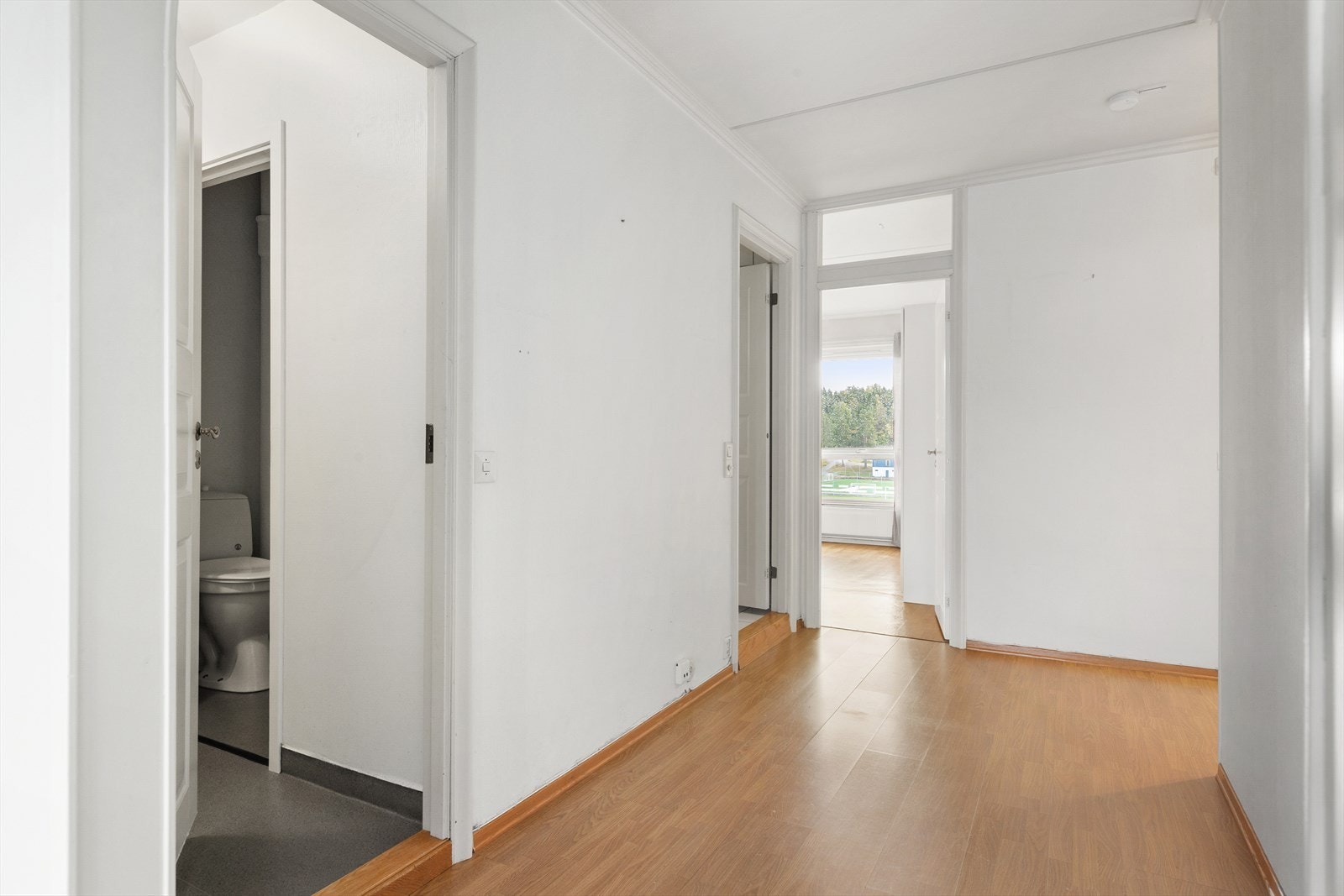 Inneholder: Entré, innvendig bod, soverom 1, soverom 2, flislagt bad med wc og vaskeromsløsning, stue/spisestue, kjøkken, stor inn-glasset balkong. Galleribilde