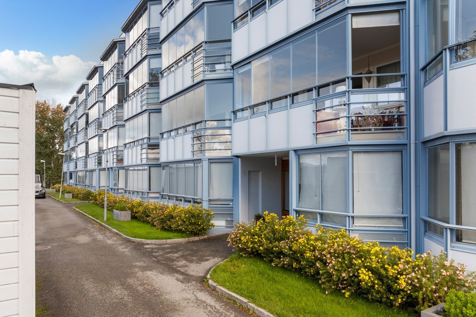 Opparbeidede fellesarealer med plen og beplantning og asfalterte gang/kjøreveier. Leiligheten har andel av borettslagets felles tomt. Galleribilde