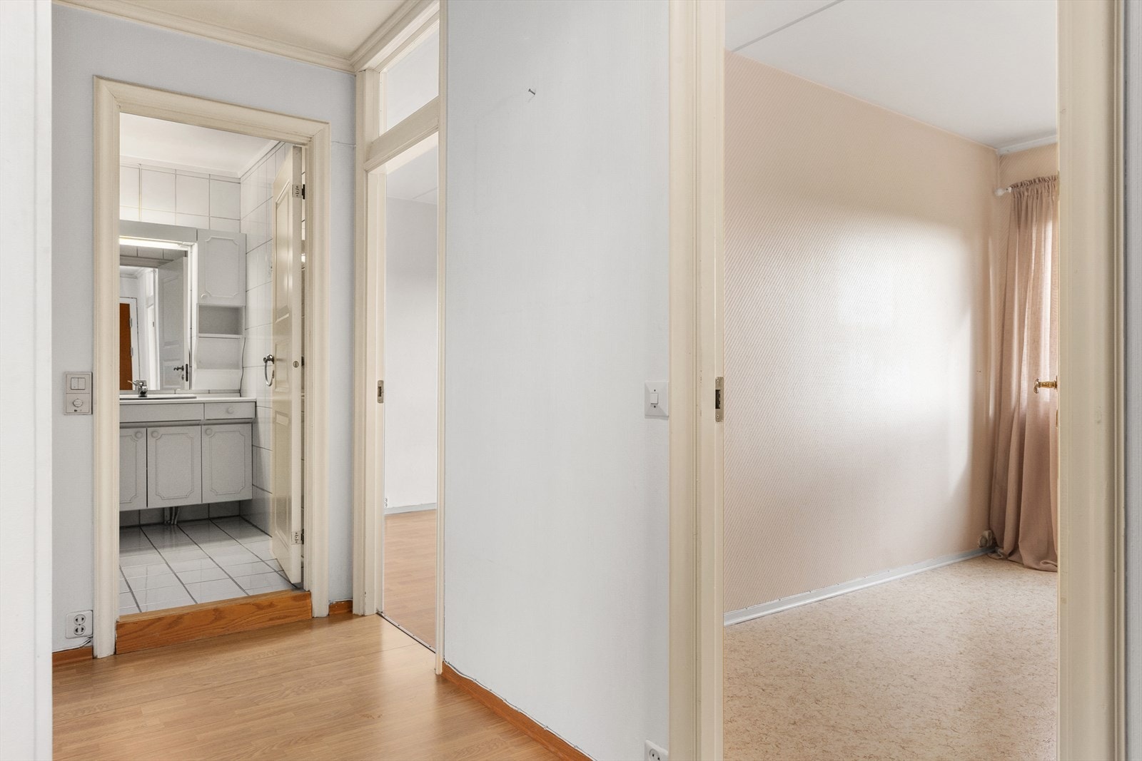 Leiligheten fremstår praktisk og fin med god utforming men det må påregnes modernisering og oppgraderinger på spesielt bad. Galleribilde