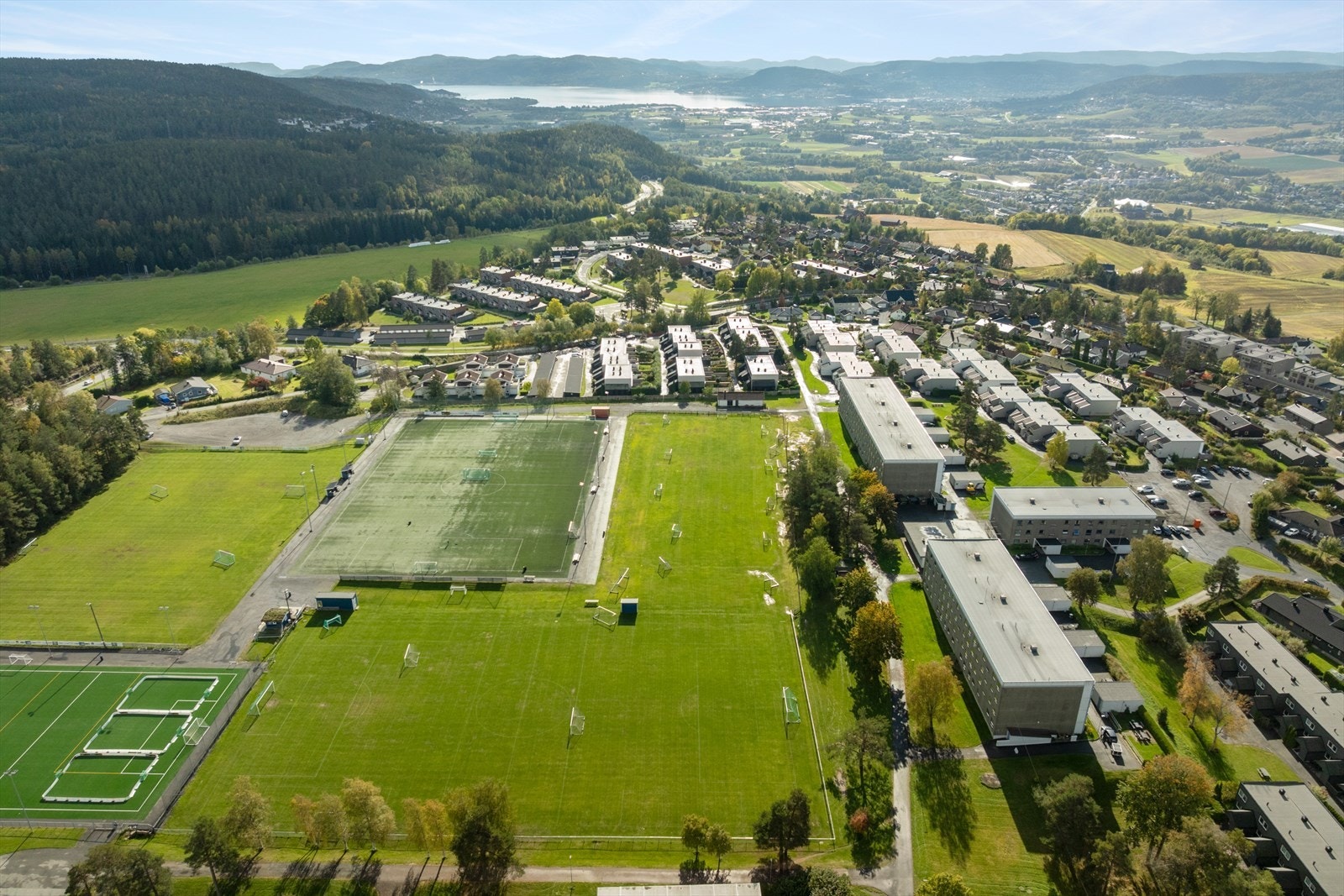 Sentralt beliggende på Tranby med gangavstand til barnehage, skoler, dagligvare, turmuligheter i marka, organiserte fritidsaktiviteter og samtidig med kort vei til kollektivtilbud, påkjøring E-18. Nye Drammen sykehus ligger innen kun 11 minutter kjøring Galleribilde