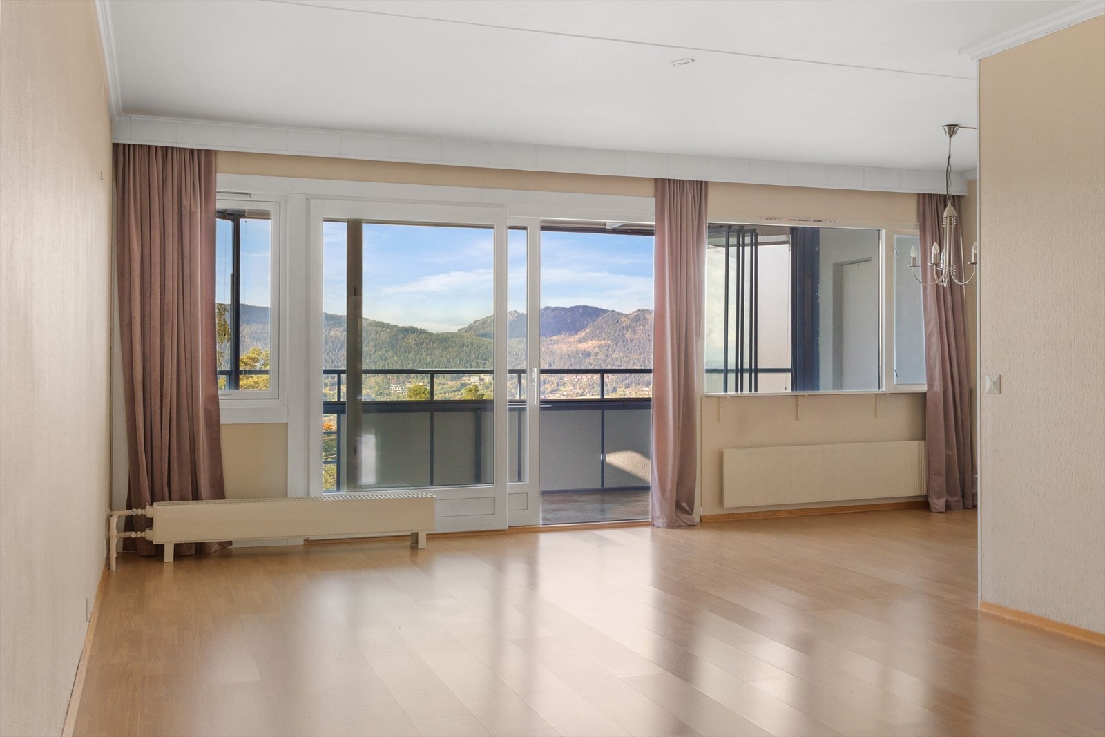 Store vinduer slipper inn mye naturlig lys, noe som skaper en luftig og behagelig atmosfære. Behagelig oppvarming med fjernvarme via radiatorer som bidrar til lave strømkostnader. Fjernvarmen besørger også varmt forbruksvann, inkludert i felleskostnader Galleribilde