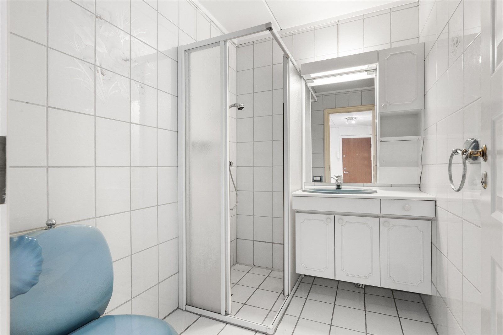 Eldre flislagt baderom med sanitærutstyr bestående av toalett, dusjhjørne og servant med innredning. Det er felles mekanisk avtrekk i blokka. Badet må oppgraderes for å tåle normal bruk Galleribilde