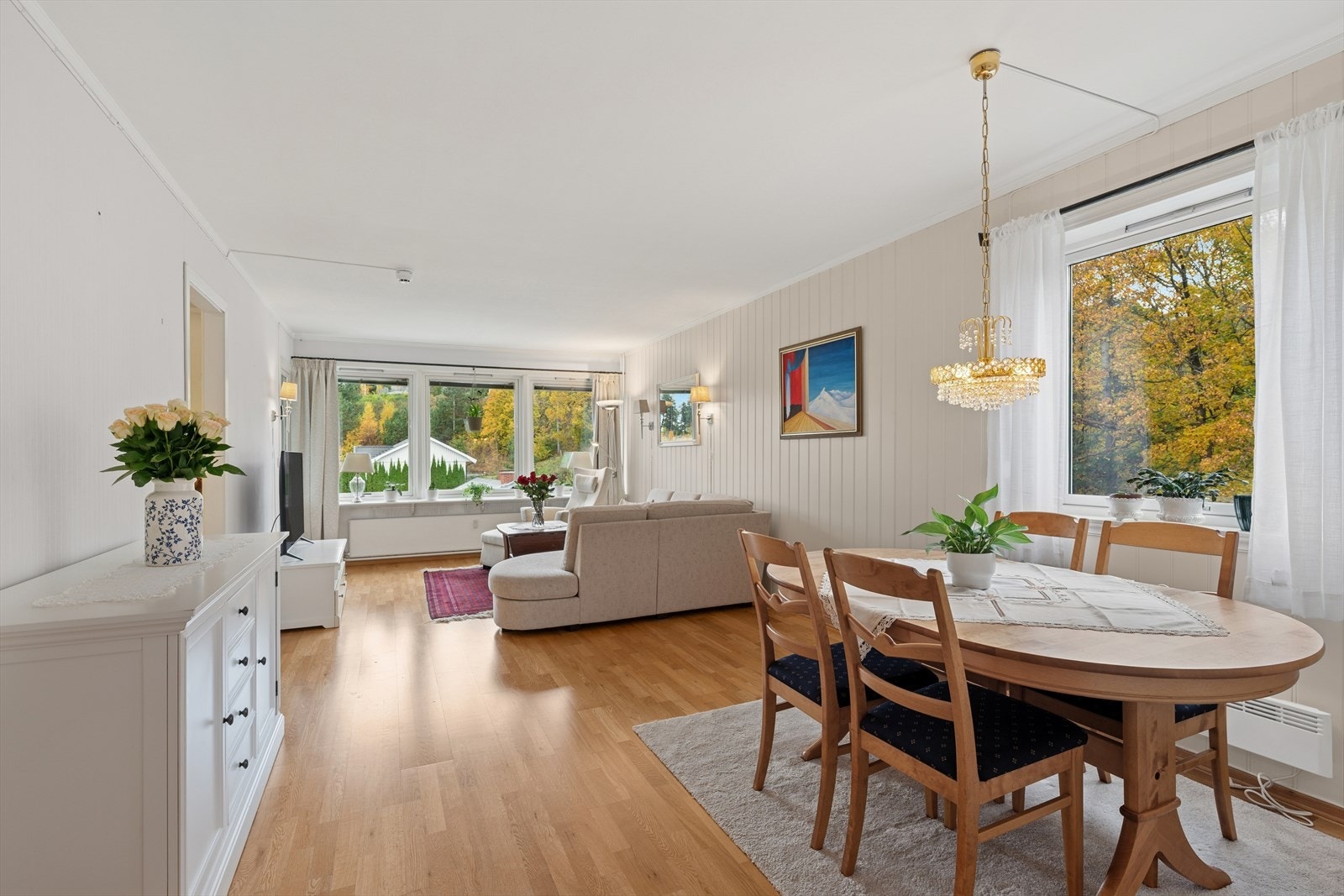 Her kan du dekke på og invitere inn til sosiale sammenkomster og hyggelige måltider. Galleribilde