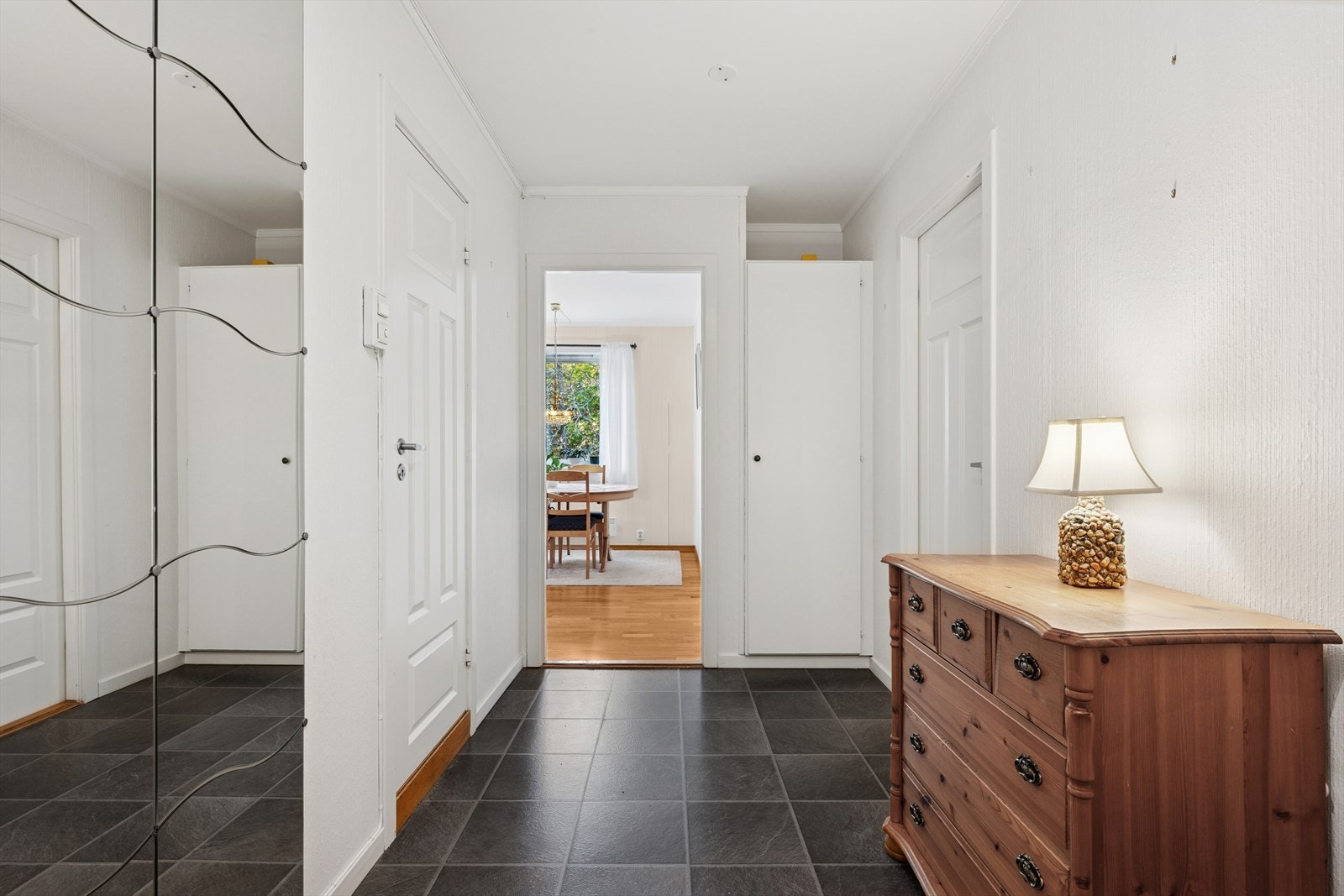 Innenfor hoveddøren gir entreèn et hyggelig førsteinntrykk, og som får deg til å følge deg hjemme fra første stund. Galleribilde