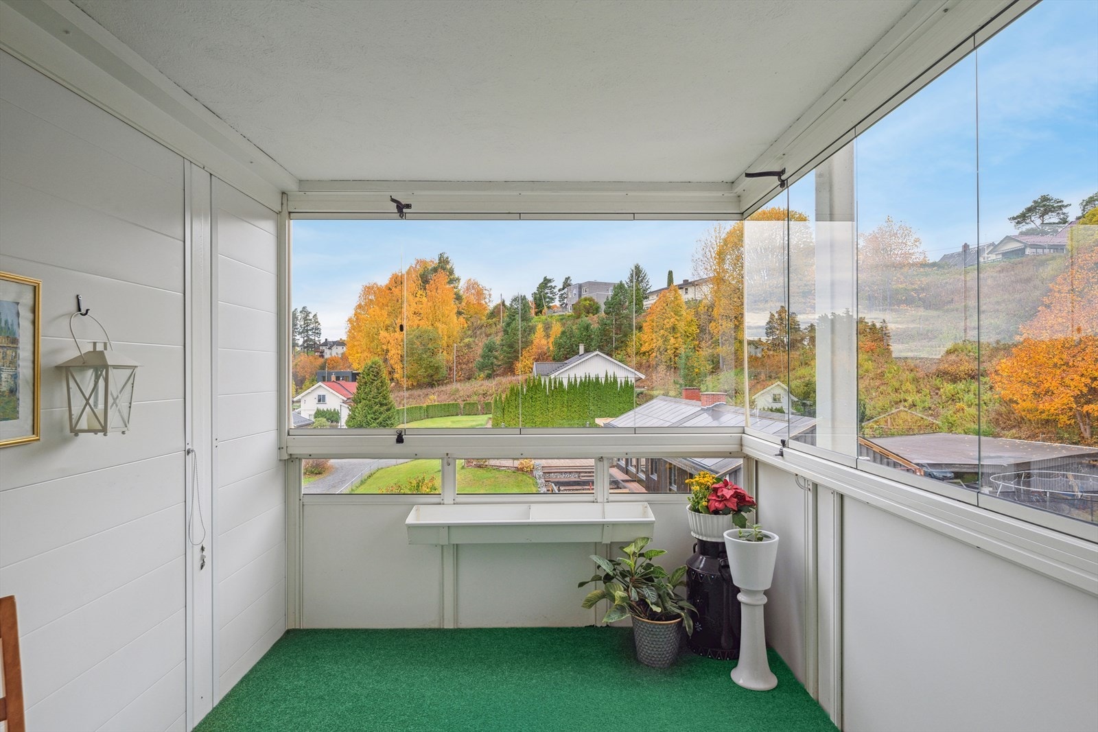 Fra balkongen med fin utsikt til det koselige boligområdet som omgir eiendommen. Galleribilde