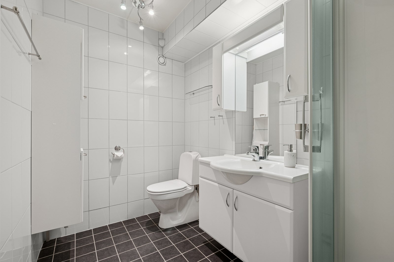 Baderom med wc samt opplegg for vaskemaskin. Varmekabler i gulv. Galleribilde