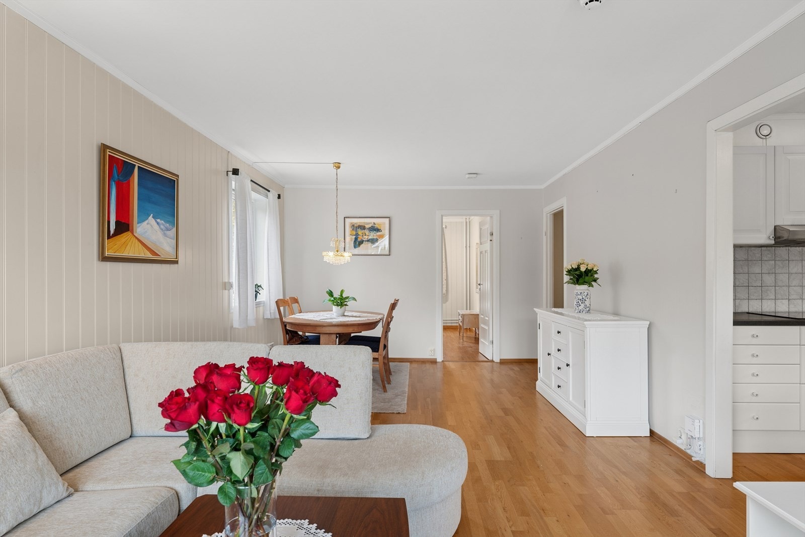 Stuens gode størrelse gir deg alternativ mtp møblering. Her er plass til både sofagruppe og spisegruppe. Galleribilde