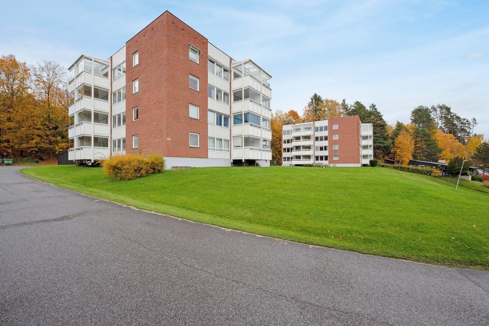 Øvre Hauga BL - Et meget populært borettslag beliggende i etablert og meget sentralt boligområde, vest for Hønefoss sentrum. Her er det fint å bo! Galleribilde