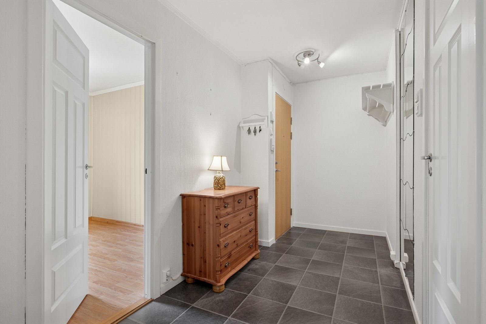 Her ønskes man velkommen inn i en lys og romslig entré med god plass til å henge fra seg yttertøy og sette fra seg sko. Galleribilde