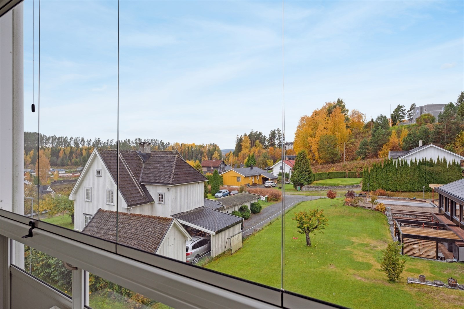Eiendom beliggende i etablert og meget sentralt boligområde, vest for Hønefoss sentrum. Galleribilde