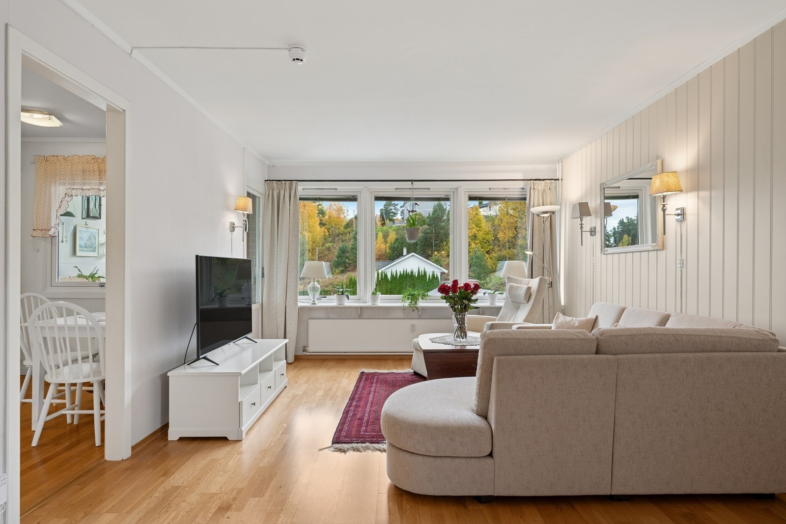 Lys og innbydende TV-stue med romslig sofagruppe for både avslapning og hyggelige sammenkomster. Galleribilde