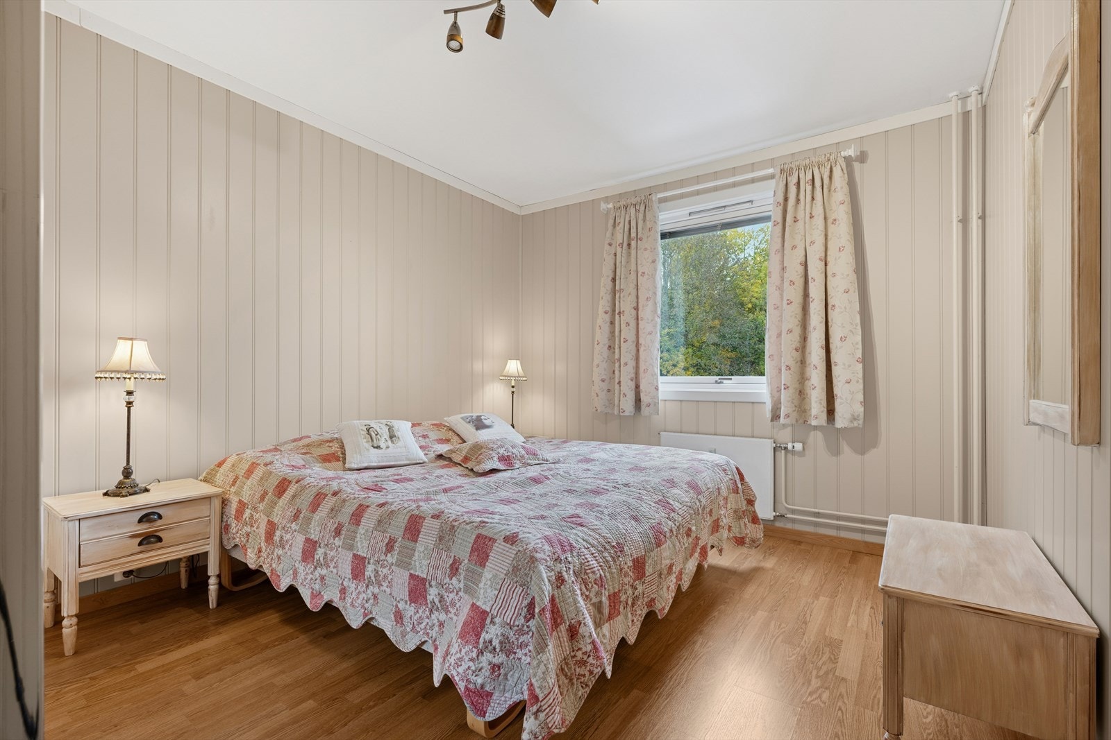 Lyst og romslig soverom med god plass til dobbeltseng. Galleribilde