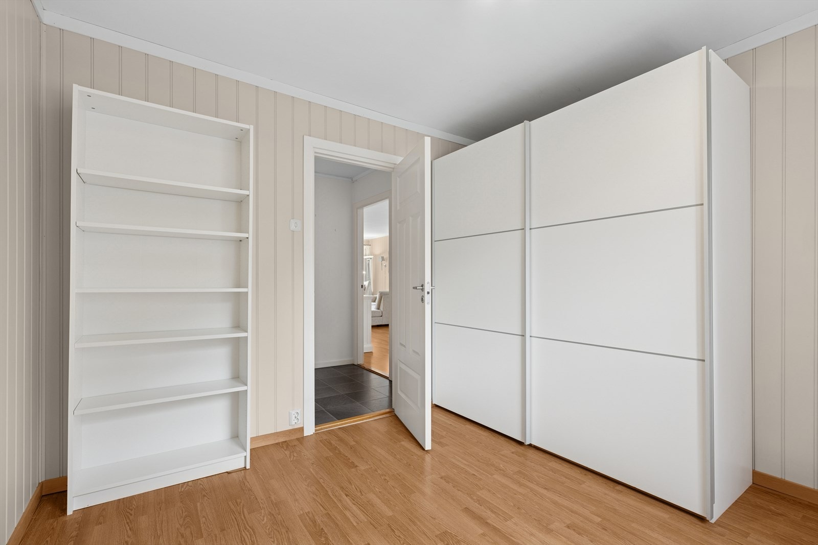 Romslig soverom med god garderobeløsning. Galleribilde