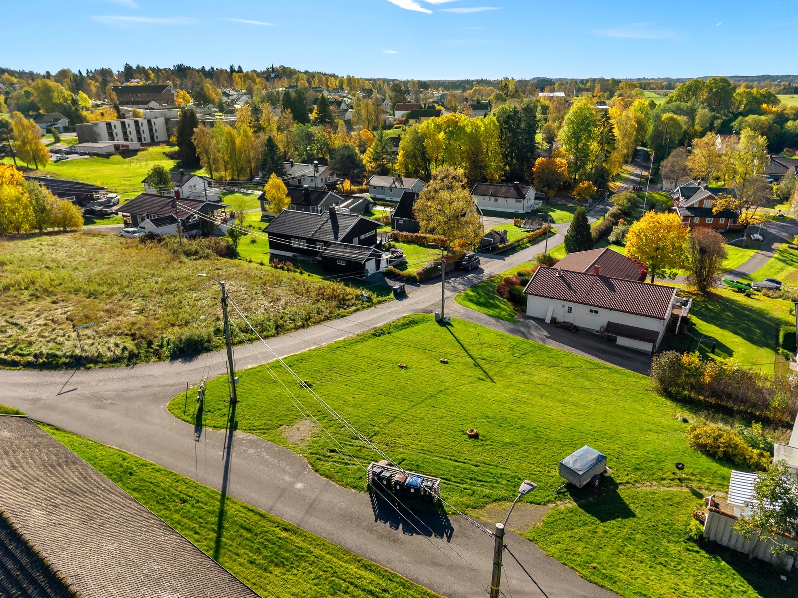 Her har du en romslig og byggeklar hjørnetomt i etablert boligfelt og med gangavstand til sentrum, skoler og barnehager. Galleribilde