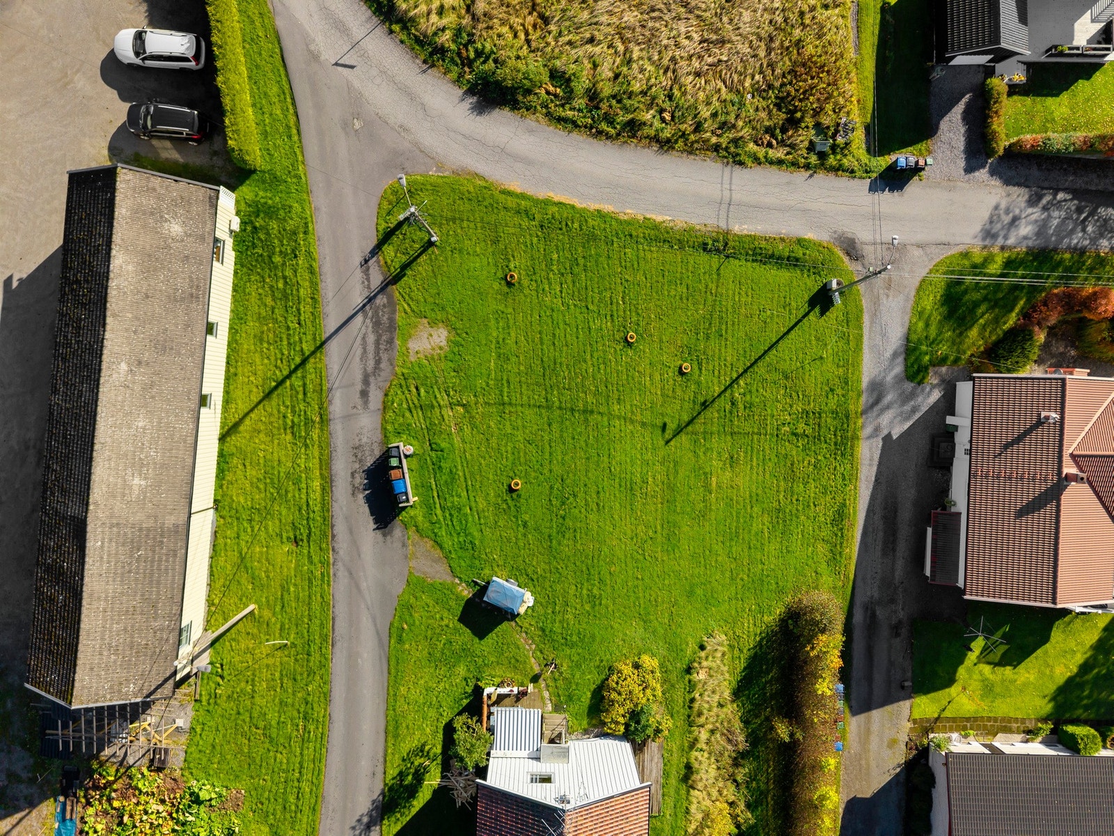 Eiendommen ligger i et etablert boligområde, og er preget av koselig enebolig og småhusbebyggelse i rolige gater. Galleribilde