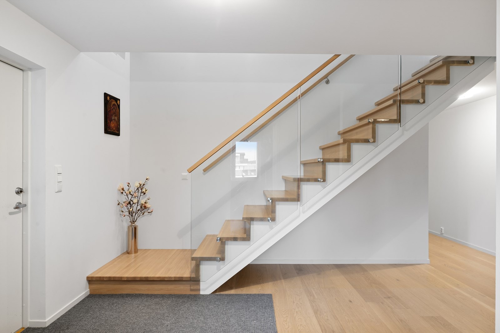 Flott trapp mellom etasjene med eiketrinn og rekkverk i glass Galleribilde