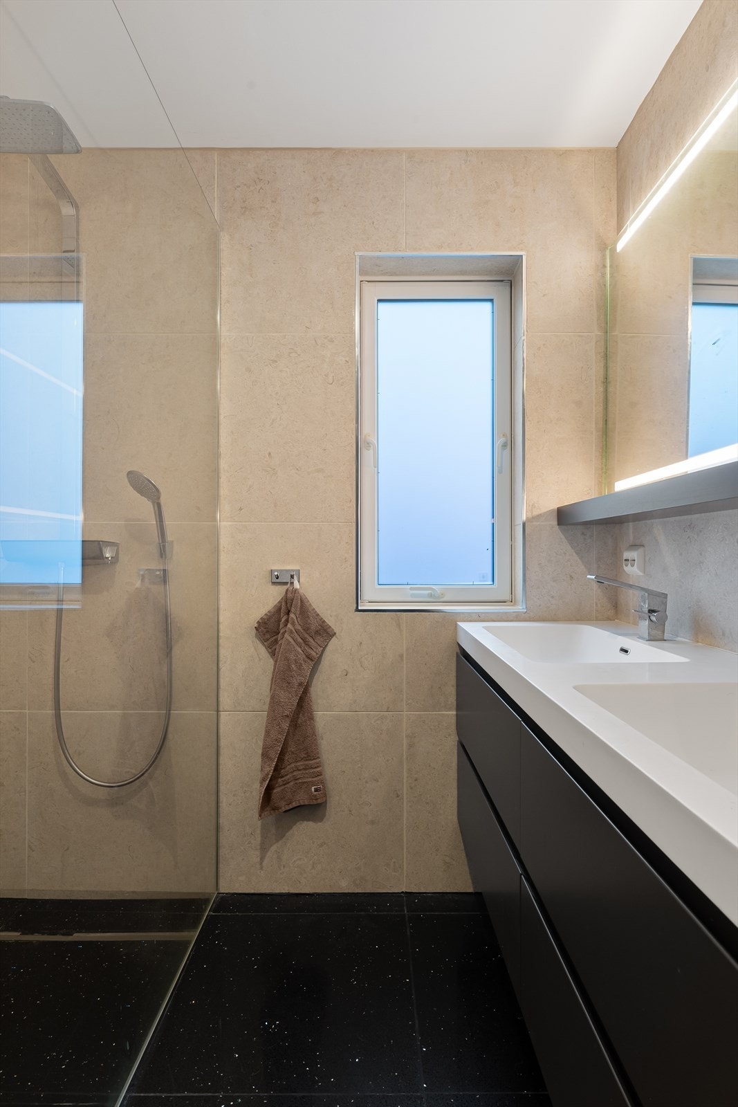 Privat bad i tilknytning til hovedsoverommet Galleribilde