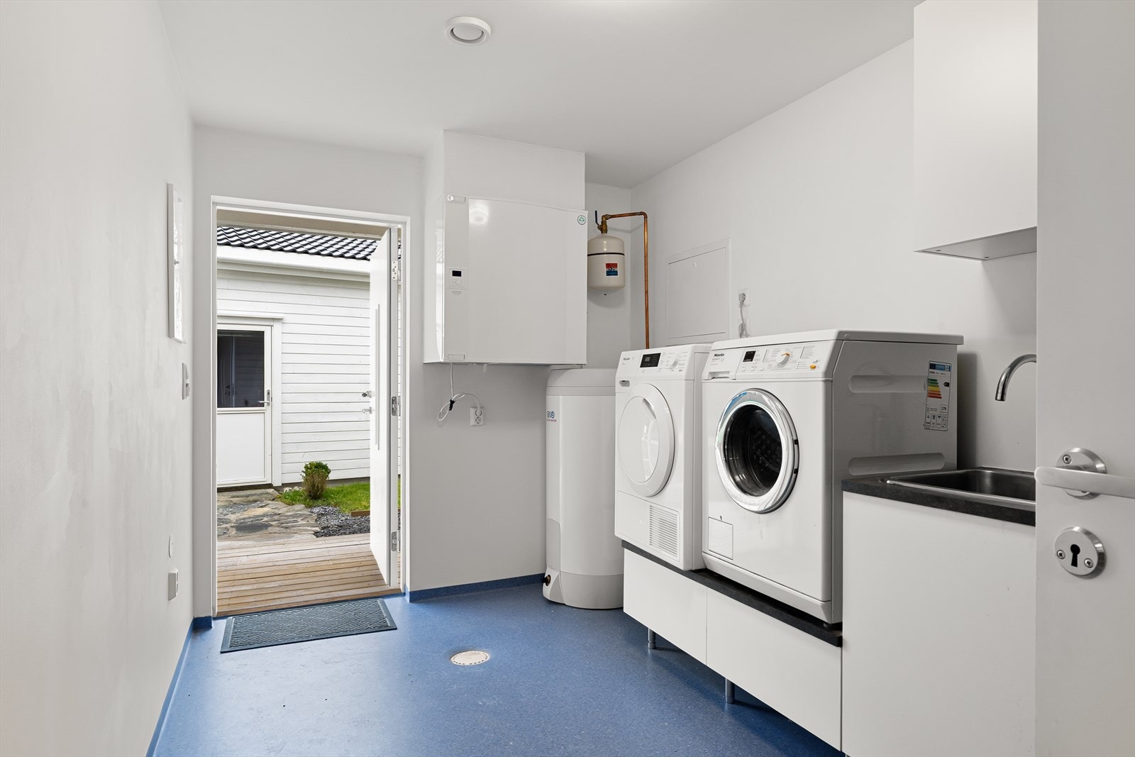 Praktisk biinngang kombinert med vaskerom Galleribilde