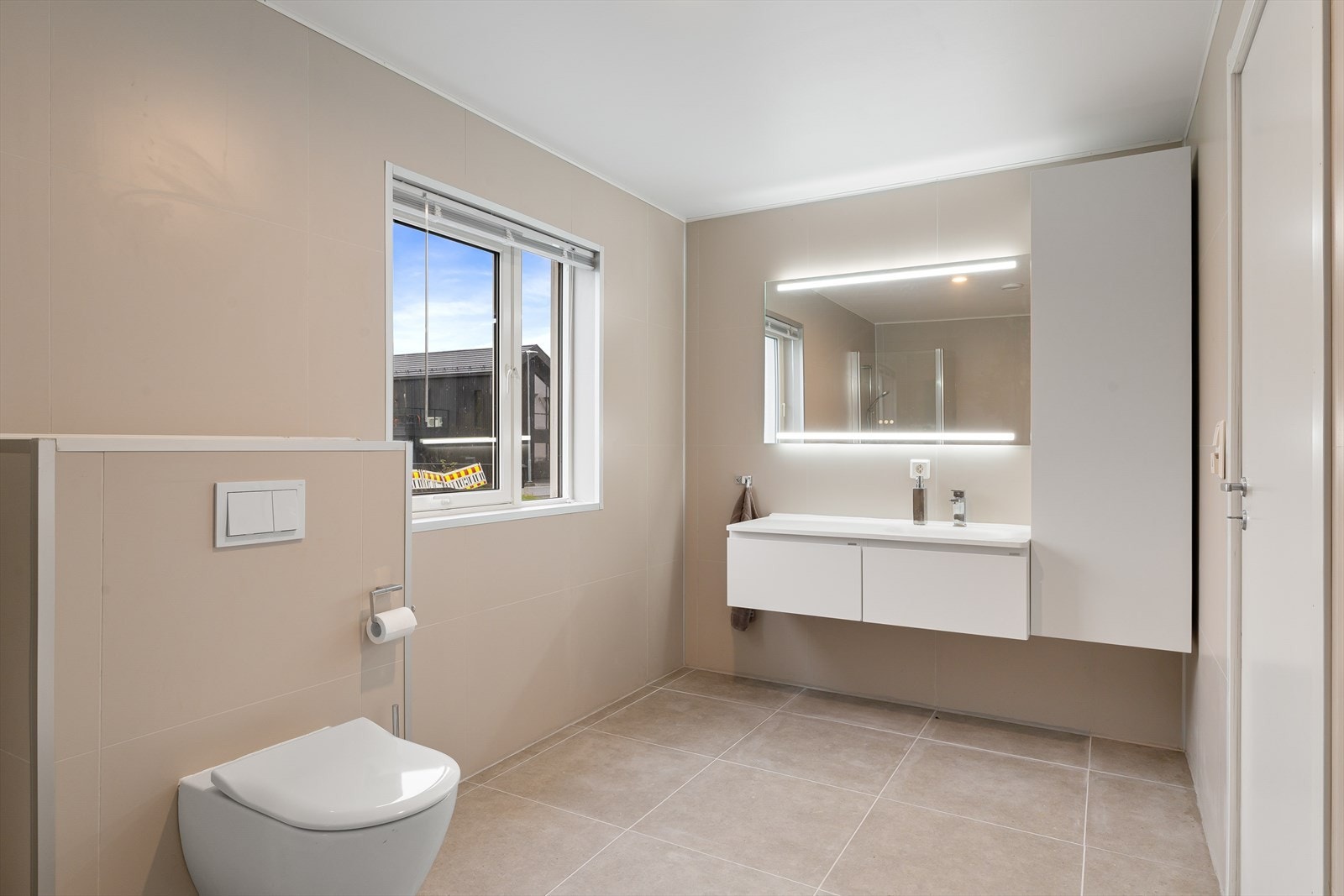 Vegghengt WC, badekar og vask i møbel Galleribilde