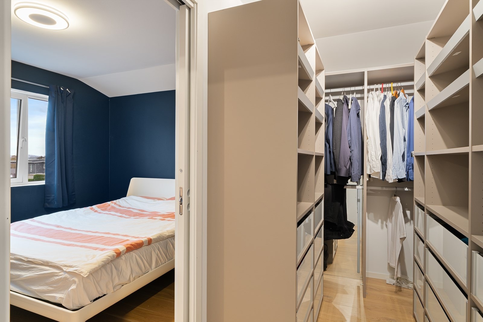 Hovedsoverommet har eget garderoberom Galleribilde