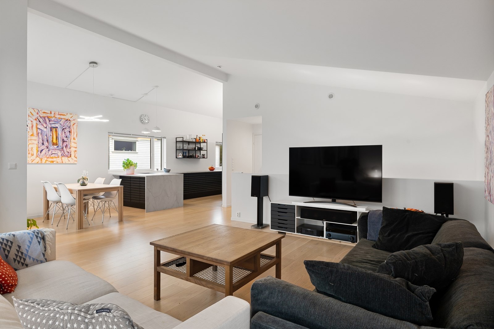 Åpen løsning mellom stue og kjøkken Galleribilde