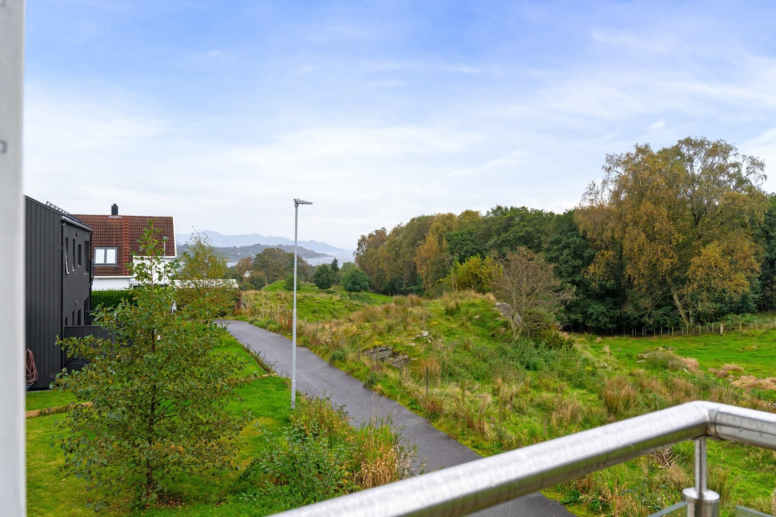 Utsikt mot fjord og fjell Galleribilde