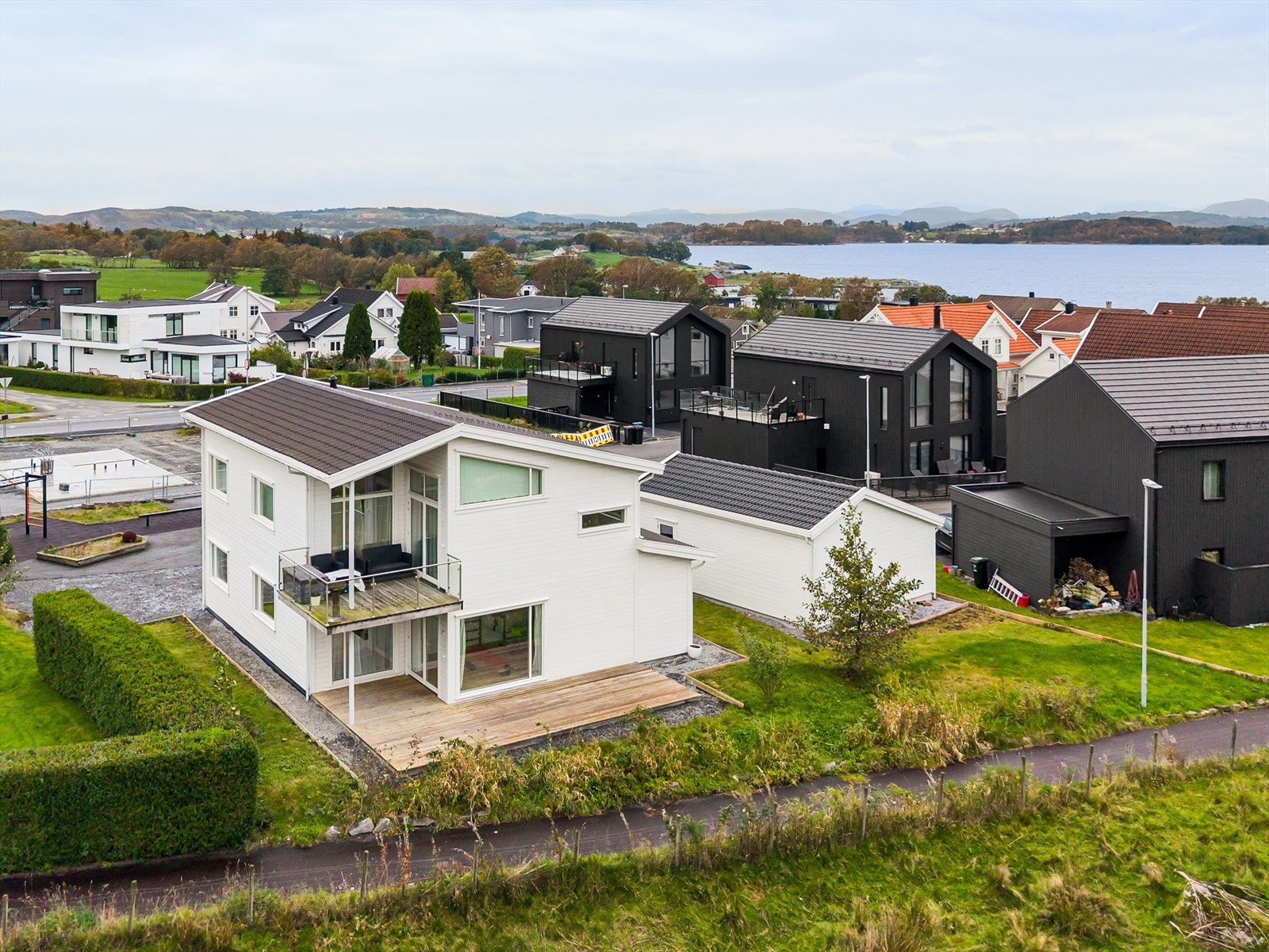 Boligen ligger fint og solvendt til plassert mot grøntområde Galleribilde