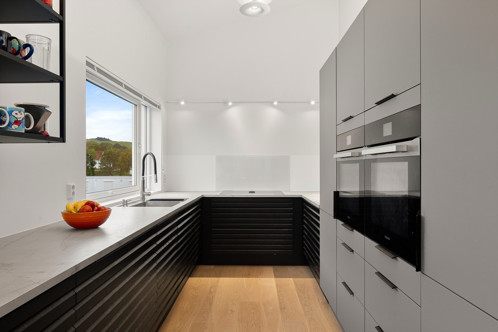 Meget god skap- og benkeplass Galleribilde