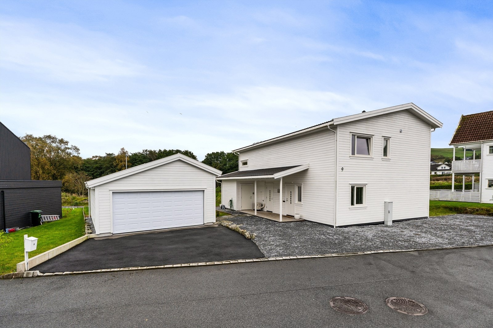 Nyere bolig med dobbel garasje Galleribilde