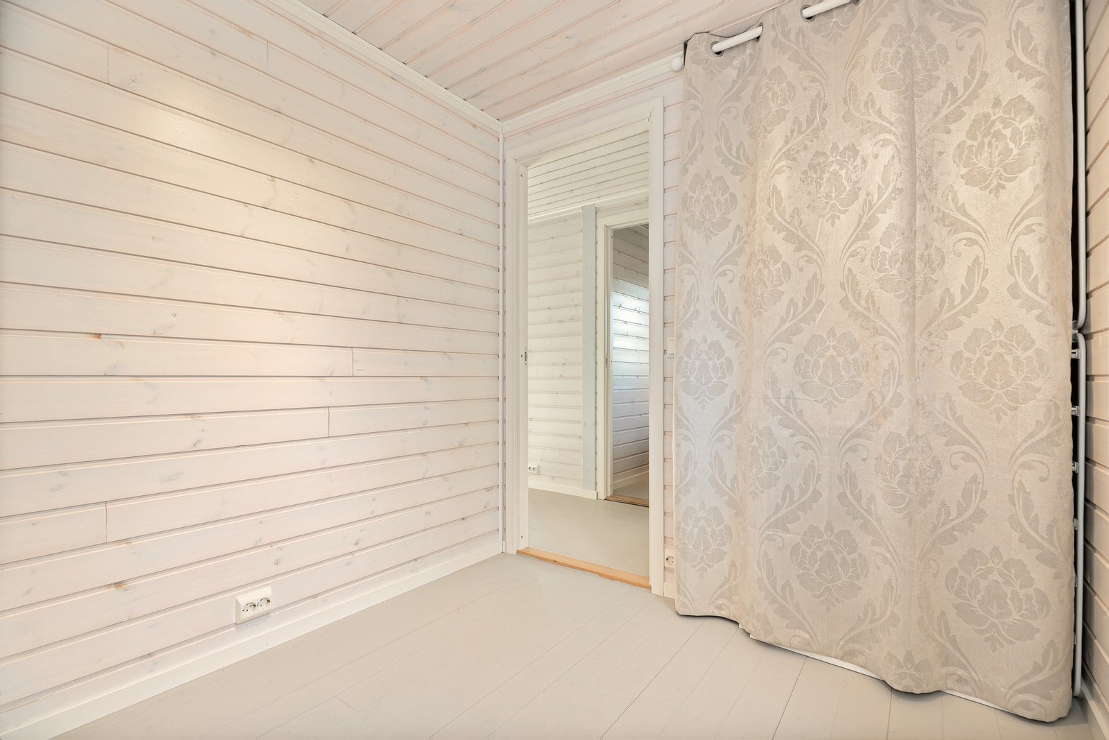 Soverom 2 har også garderobenisje. Galleribilde