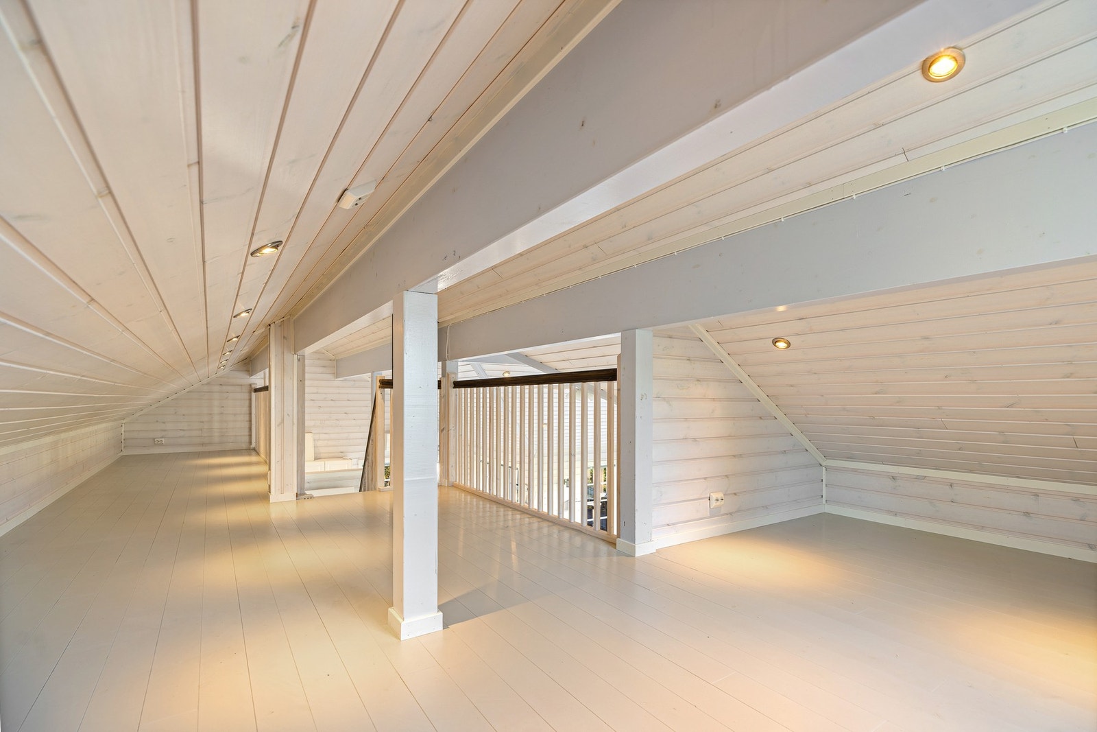 I likhet med stuen og kjøkkenet har også hemsen stemningsfulle downlights i himlingen. Galleribilde