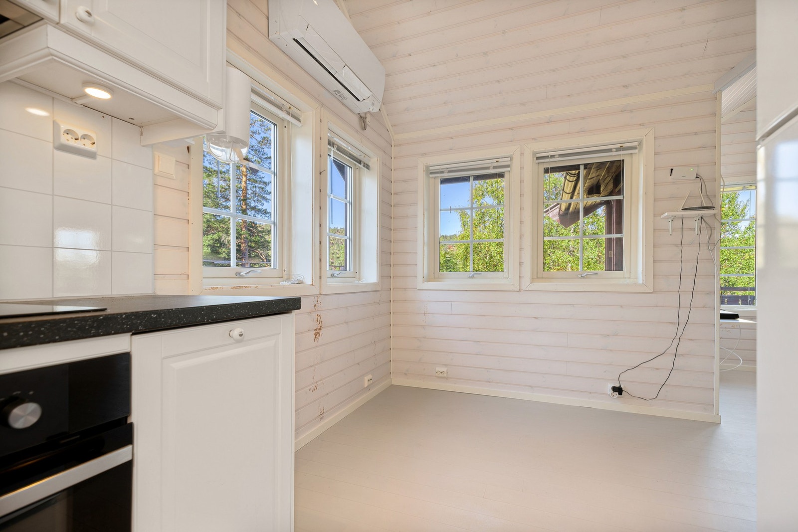 Kjøkkenet har integrerte hvitevarer som stekeovn og koketopp, samt ventilator og flere benkestikk. Galleribilde