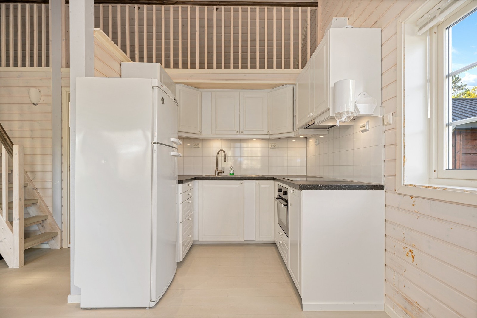 Kjøkkenet har et arealeffektivt og pent design med god skap- og benkeplass. Galleribilde