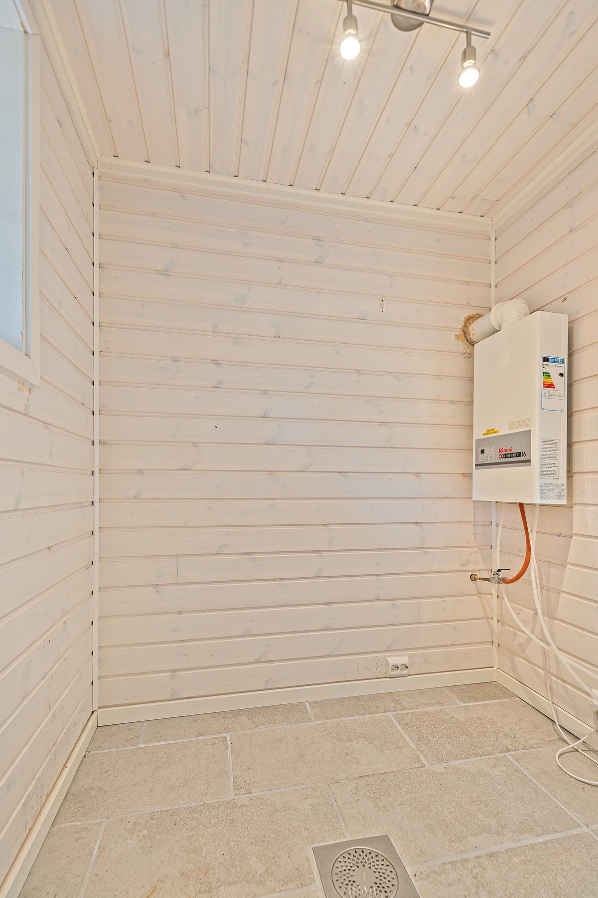 Ved entreen er det en romslig og praktisk innebod. Galleribilde