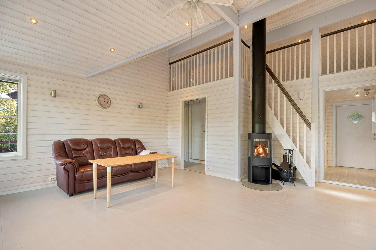 På kveldstid settes den rette stemningen med downlights og fyr i peisovnen. Galleribilde