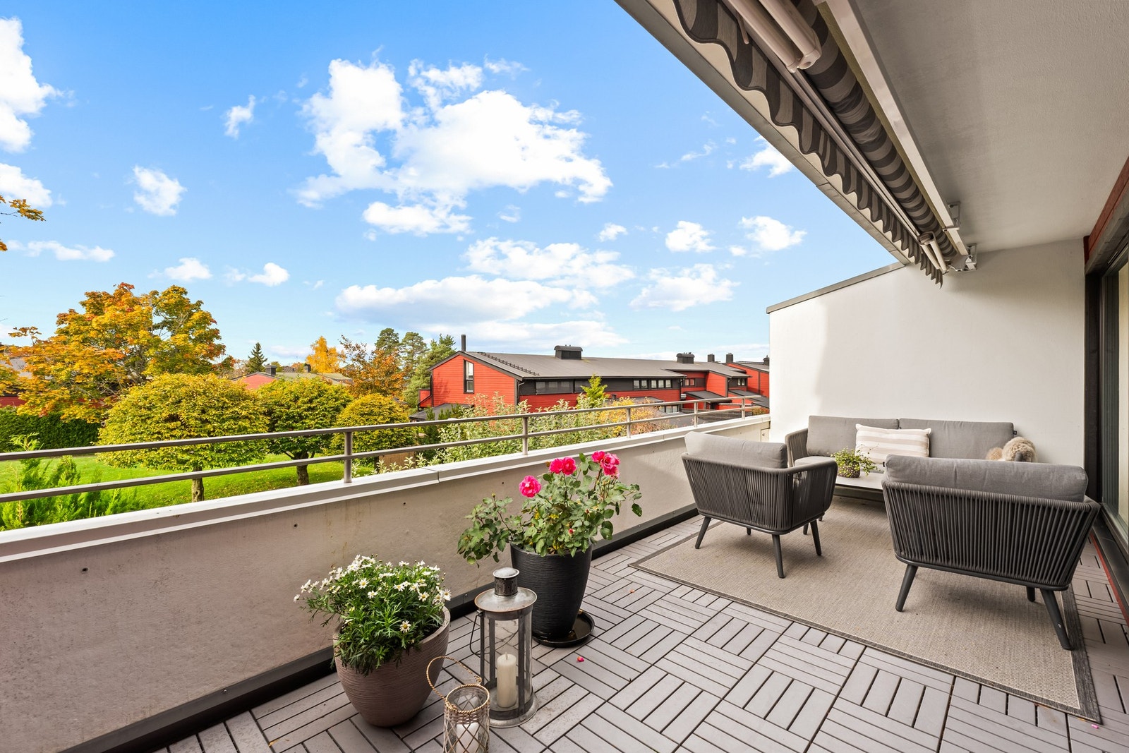Fra stuen er det utgang til en vestvendt terrasse på 14 kvm med meget gode solforhold til sent på kvelden Galleribilde