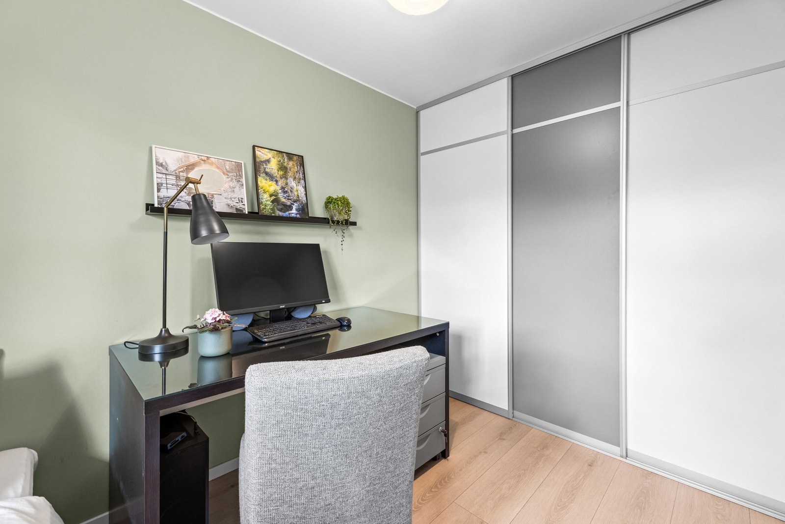 Romslig skyvedørsgarderobe på soverom 2 Galleribilde