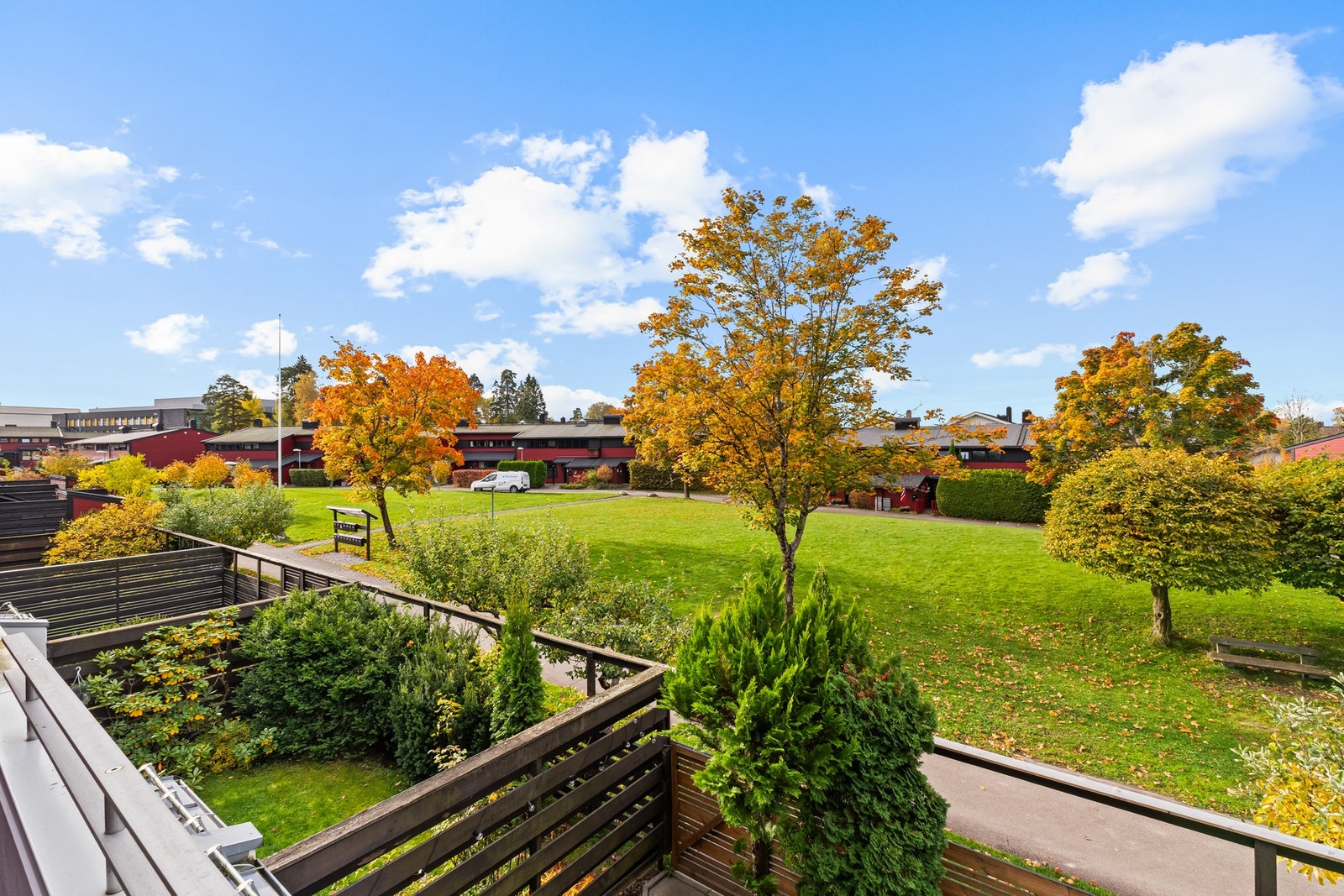 Stuen og terrassen vender ut mot et trivelig grøntområde Galleribilde