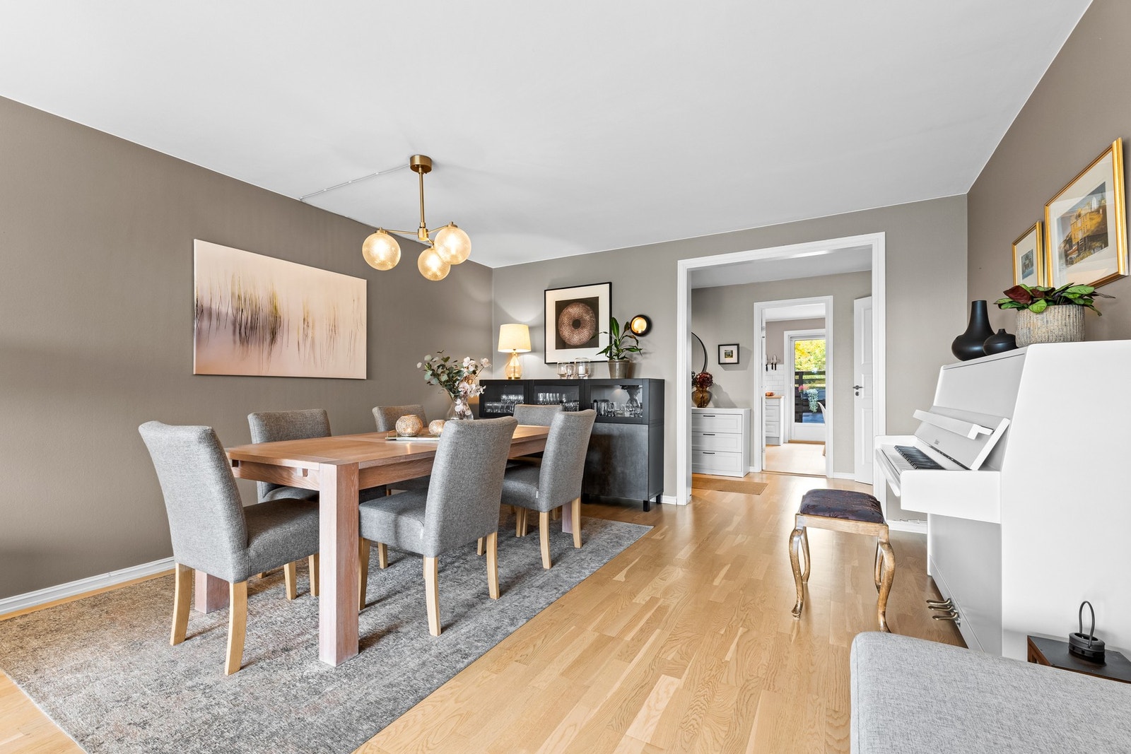 God plass til et stort spisebord i stuen Galleribilde