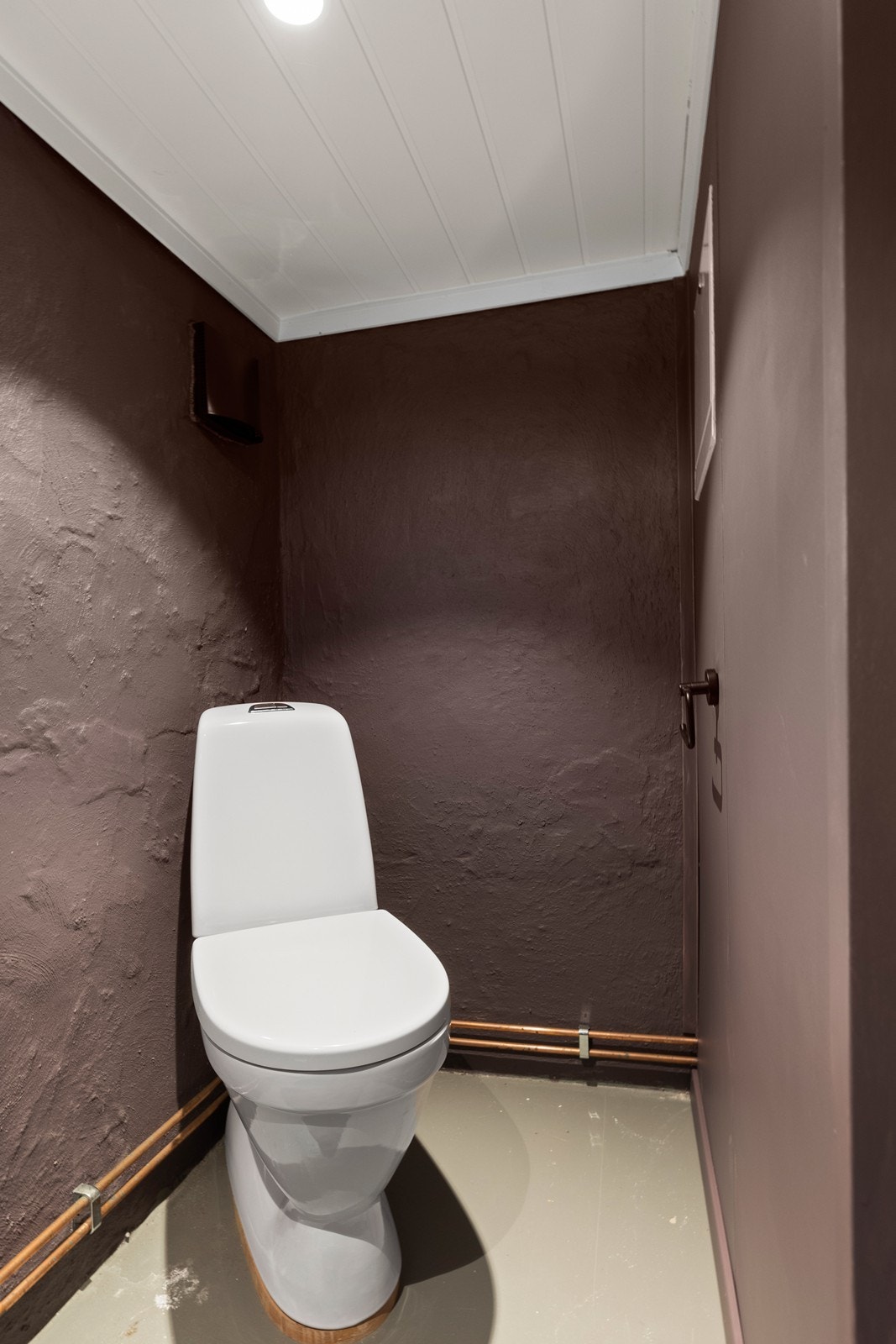 I kjelleretasjen er det enkelt wc rom med servant. - Det har ikke blitt søkt om bruksendring for dette rommet. Galleribilde