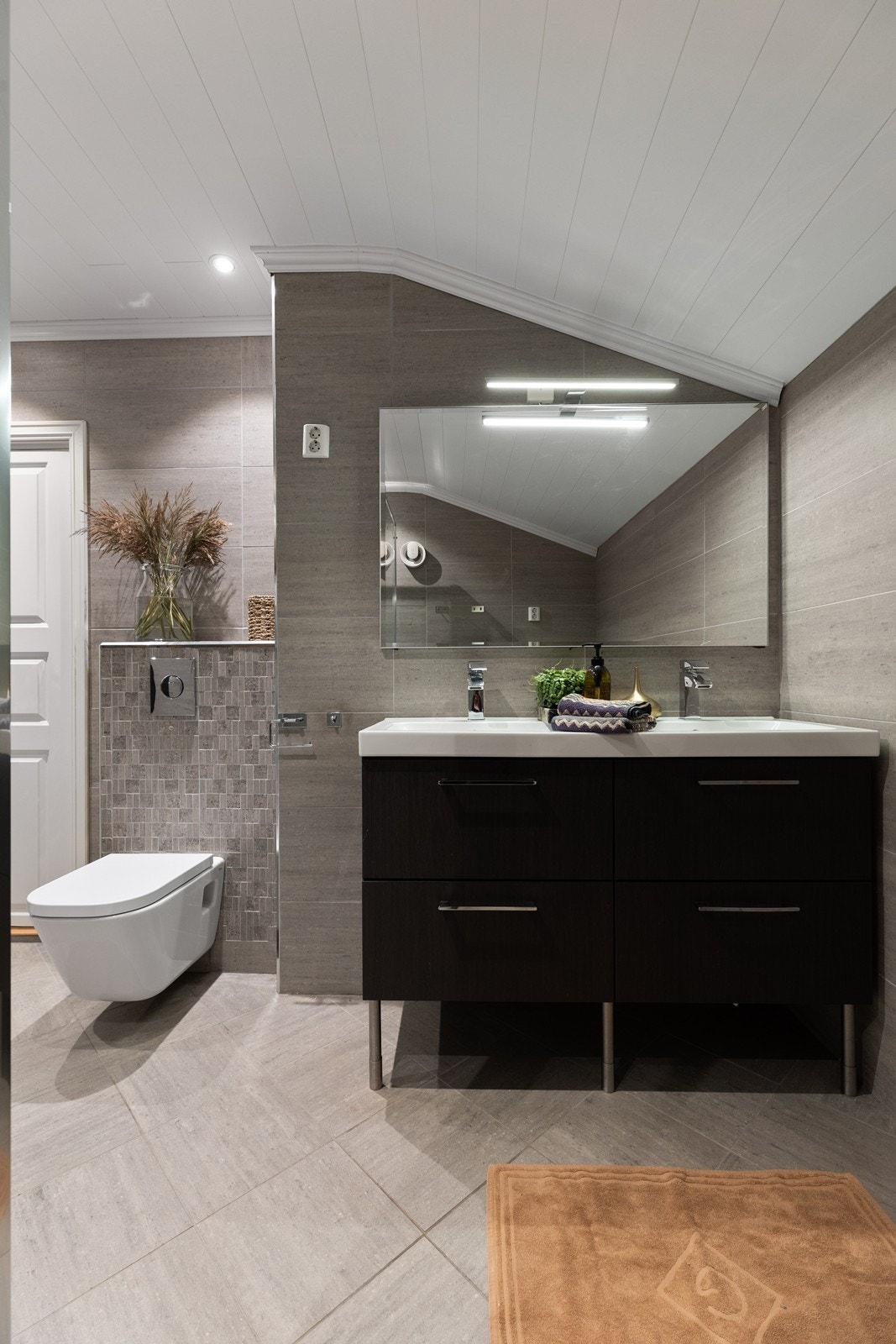 Baderommet har down lights i himling og egen belysning over speil. Galleribilde