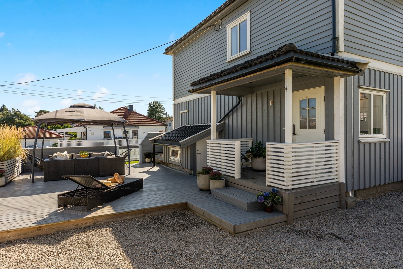 Inngangsparti med overbygd tak. Galleribilde