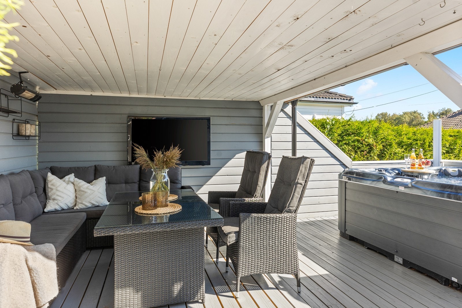 Taket skaper en lun og skjermet sitteplass. Galleribilde