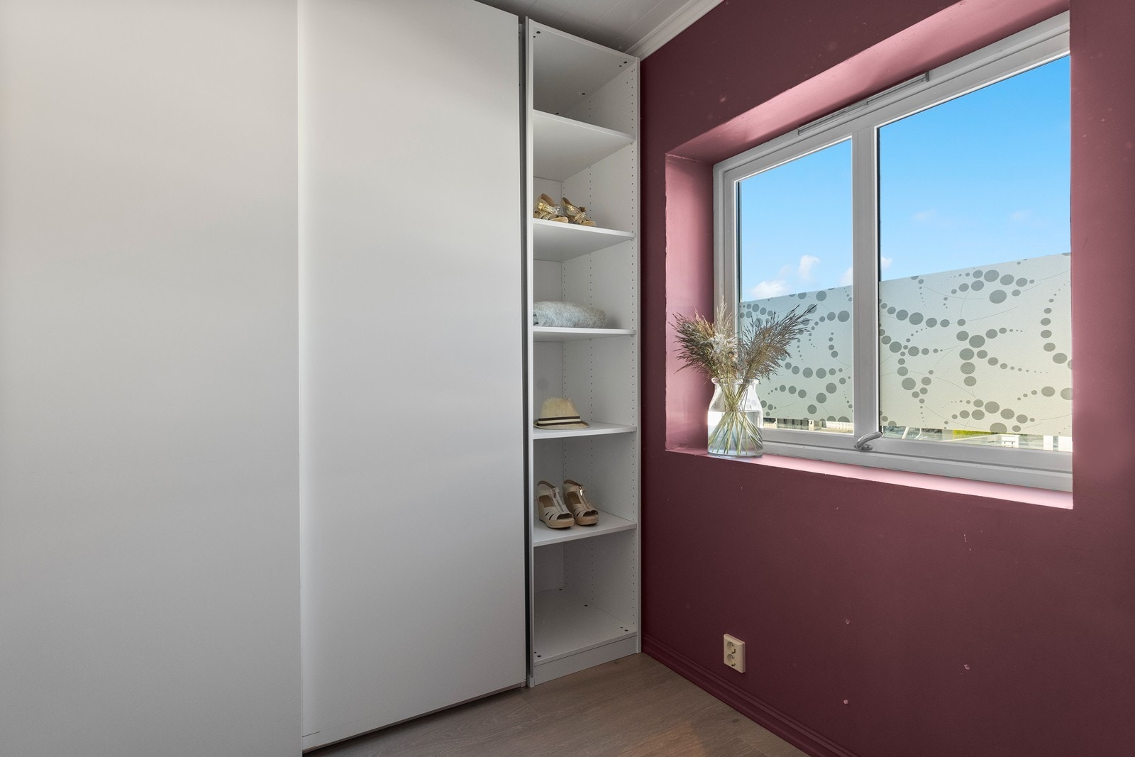 Soverom 4 er utstyrt med garderobeløsninger, og benyttes i dag som et walk-in closet. Galleribilde