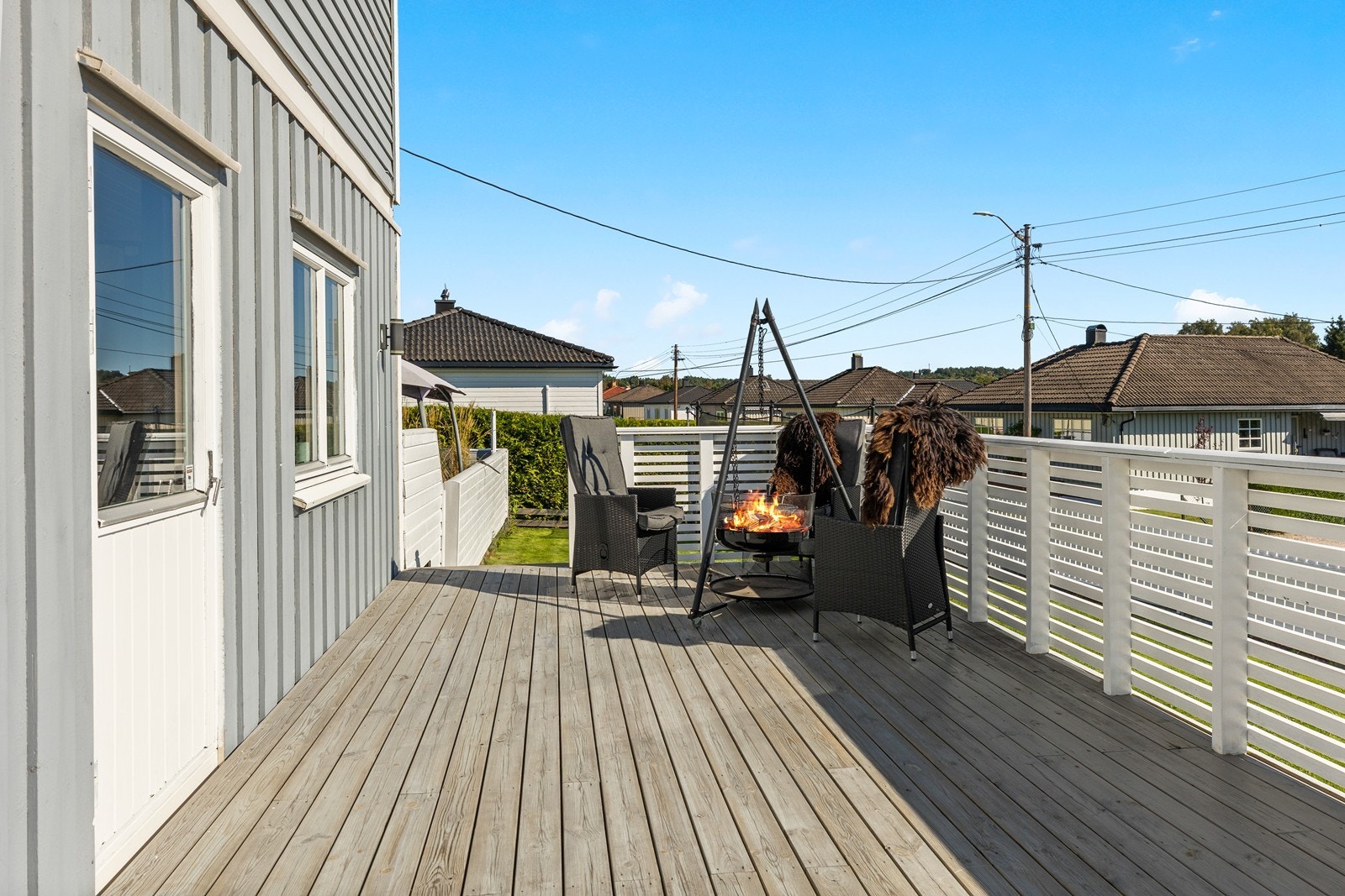 I fra verandaen er det trapper direkte ned til hageområdet. Galleribilde