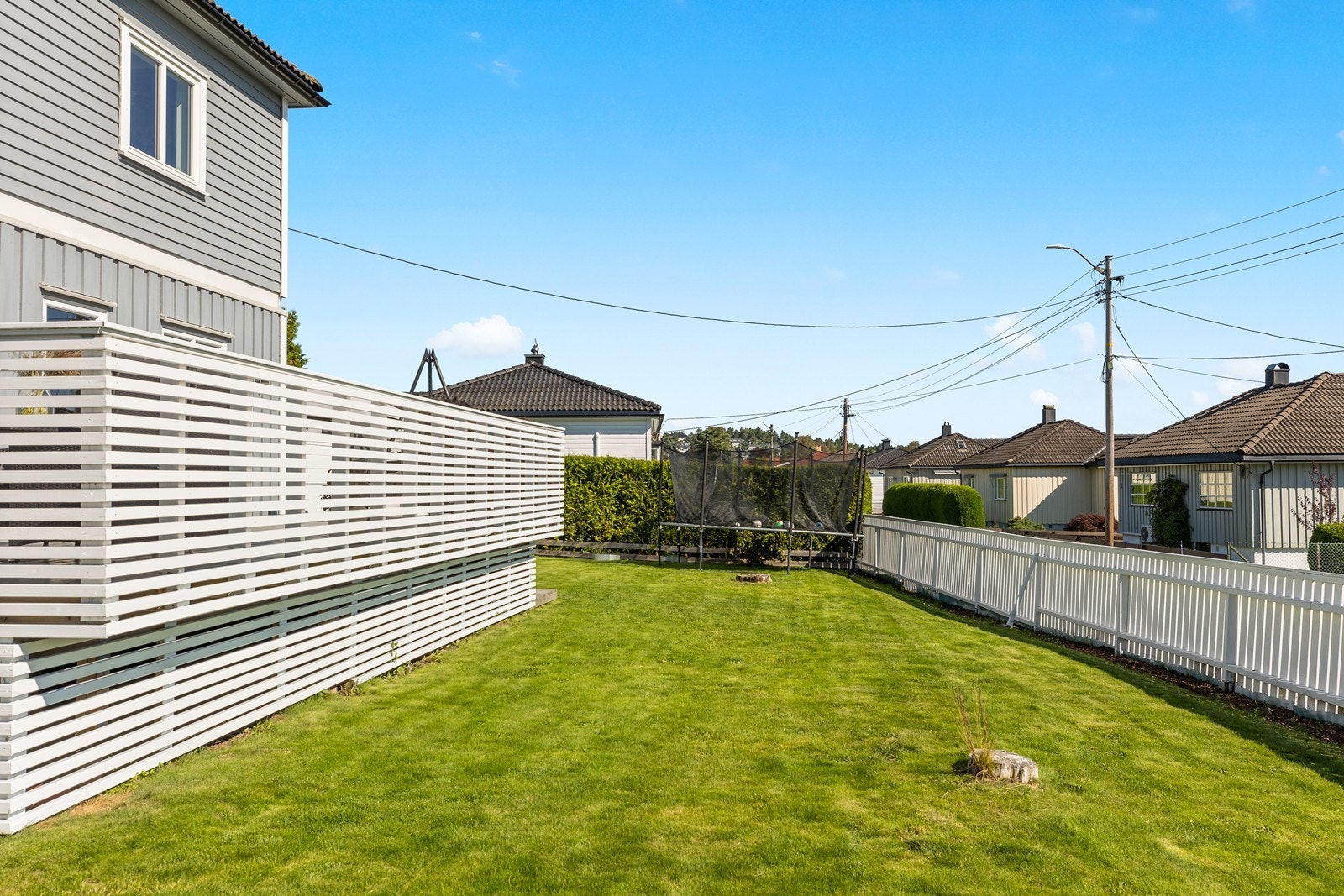 Festet tomt på 575,80 m². Tomten er flat og opparbeidet med gressplen og beplanting. Galleribilde